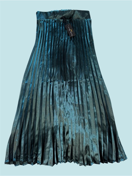Hunter & Brown Dresses & Skirts - Hunter & Brown Pleated Satin Forest Green Midi Skirt